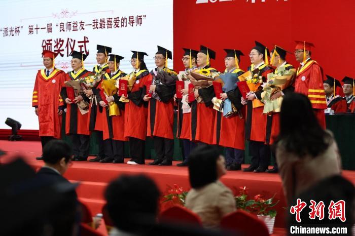 学位证书。　泱波 摄毕业生们向自己喜爱的导师表达感激之情。　泱波 摄
