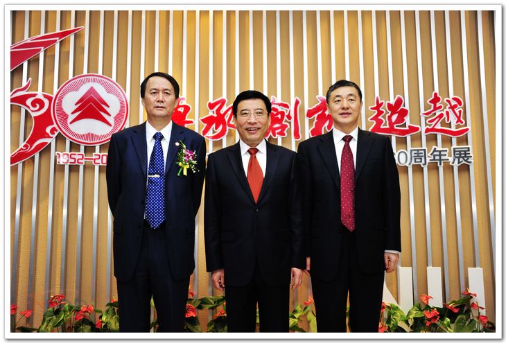 苗圩部长参观我校建校60周年展览