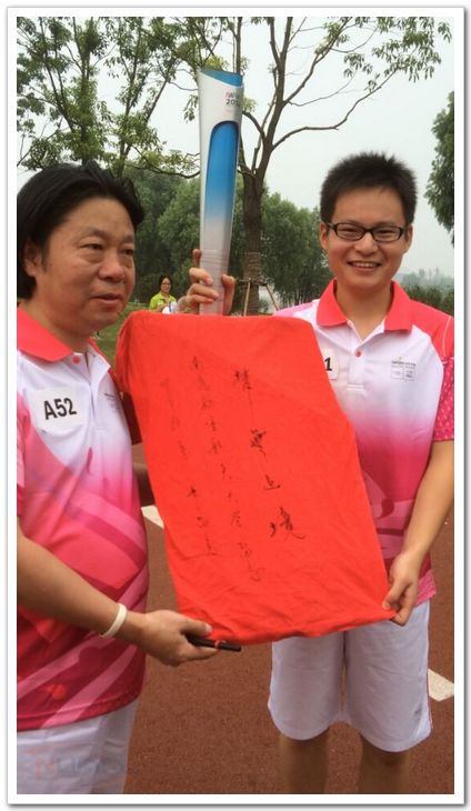 黄明阳(右)